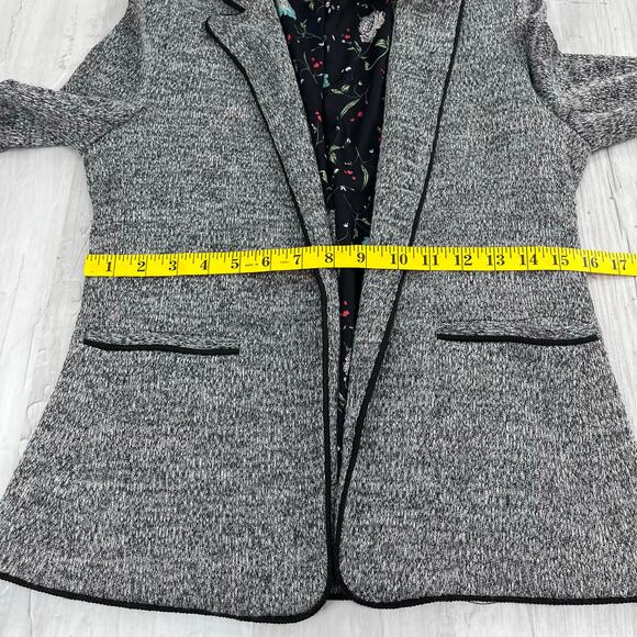 Skies Are Blue Textured Gray Blazer with Floral Interior - Picture 11 of 12